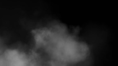 Siyah arkaplanda buhar dumanını kapat. Duman bulutu, duman bulutu. Sis bulutları, dumanlı sis ve gerçekçi bulut etkisi. Yoğunlaşma duman efektleri, kül dumanı dokusu veya zehirli gaz.