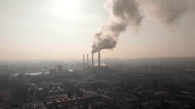 Hava görüntüsü. Borular Gökyüzüne Duman Fırlatıyor. Ağır Hava Kirliliği. Şehirdeki Endüstriyel Fabrikalardan Hava Kirliliği.