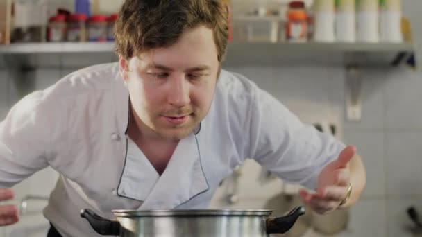 Chef Kookt Een Keuken Van Een Restaurant Knappe Man Kookt — Stockvideo