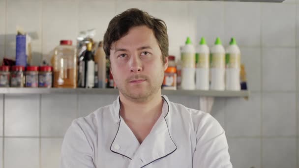 一个年轻英俊厨师站在厨房的画像 厨师在餐厅厨房手拉手地做菜 — 图库视频影像