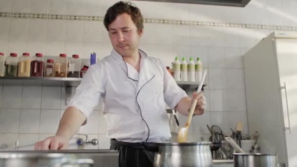 厨师在餐馆厨房做饭 一个英俊的男人在厨房里煮汤 在餐馆厨房工作的白人男性厨师 — 图库视频影像