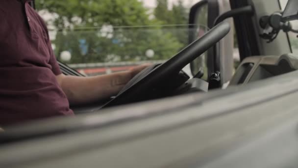 Caminhão Motorista Passeios Para Destino Vista Para Janela Espelho Homem — Vídeo de Stock