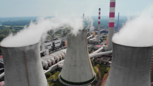 Vista Aérea Tubos Arrojando Humo Cielo Contaminación Del Aire Pesada — Vídeo de stock