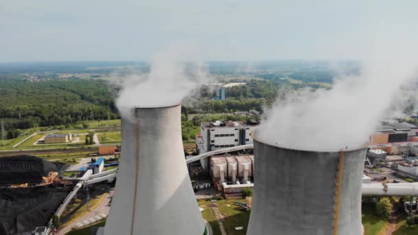 Vista Aérea Tubos Arrojando Humo Cielo Contaminación Del Aire Pesada — Vídeo de stock