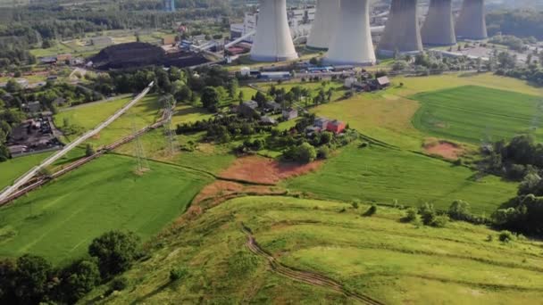 Vista Aérea Tubos Arrojando Humo Cielo Contaminación Del Aire Pesada — Vídeo de stock