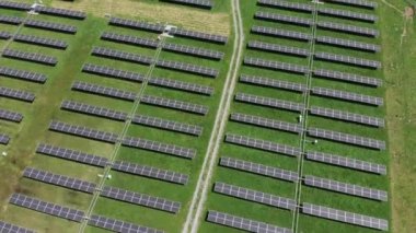 Güneş enerjisi istasyonunun hava görüntüsü. Güneş çiftliğinin havadan görünüşü. Temiz enerji kavramı, yeşil enerji, yenilenebilir enerji. Alternatif enerji kavramı. Fotovoltaik paneller. 