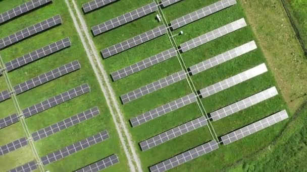 太阳能发电厂的空中景观 从空中俯瞰太阳能农场 清洁能源 绿色能源 可再生能源的概念 替代能源概念 光伏面板 — 图库视频影像