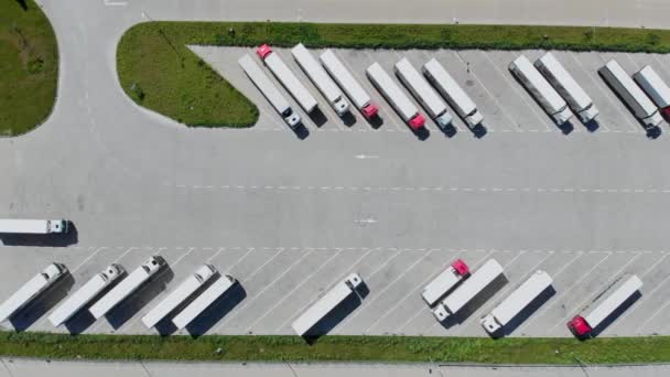 Centrum Logistyczne Pobli Autostrady Widok Powietrza Dużo Samochodów Ciężarowych Parkingu — Wideo stockowe