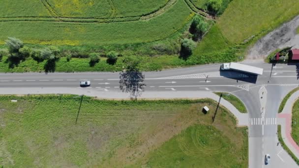 卡车司机开车去目的地 一辆卡车在美丽的乡间路上被空中拍了下来 — 图库视频影像