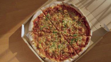Sıcak, lezzetli pizzalar hazır. Karton kutuda pizza, güneşli bir arka planda. Pizza teslimatı Pizza menüsü.