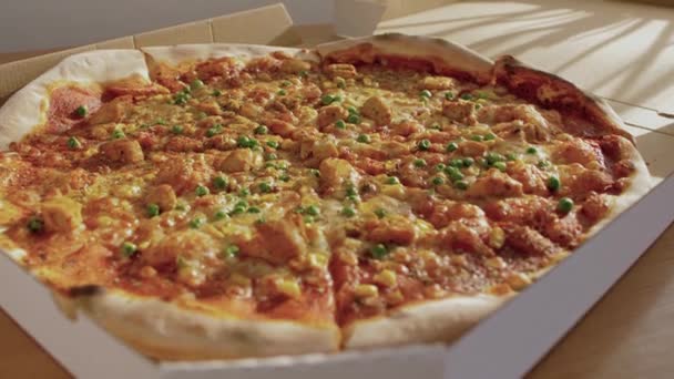 Gorąca Smaczna Pizza Gotowa Jedzenia Pizza Kartonowym Pudełku Słonecznym Tle — Wideo stockowe