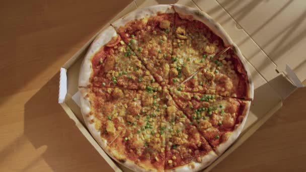 Gorąca Smaczna Pizza Gotowa Jedzenia Pizza Kartonowym Pudełku Słonecznym Tle — Wideo stockowe