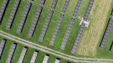 Güneş enerjisi istasyonunun hava görüntüsü. Güneş çiftliğinin havadan görünüşü. Temiz enerji kavramı, yeşil enerji, yenilenebilir enerji. Alternatif enerji kavramı. Fotovoltaik paneller. 