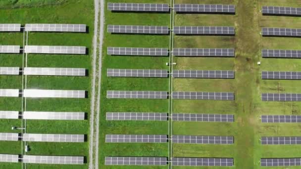 Luchtfoto Van Zonnecentrale Bovenaanzicht Vanuit Lucht Van Zonneboerderij Begrip Schone — Stockvideo