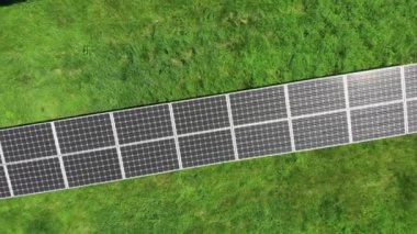 Güneş enerjisi istasyonunun hava görüntüsü. Güneş çiftliğinin havadan görünüşü. Temiz enerji kavramı, yeşil enerji, yenilenebilir enerji. Alternatif enerji kavramı. Fotovoltaik paneller. 