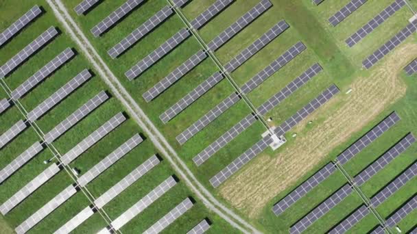 Luchtfoto Van Zonnecentrale Bovenaanzicht Vanuit Lucht Van Zonneboerderij Begrip Schone — Stockvideo