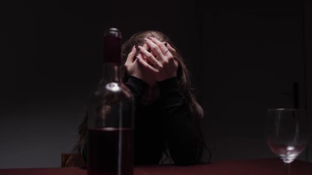 Depresyonda Olan Genç Güzel Bir Kadın Alkol Içiyor Taciz Alkolizm — Stok video
