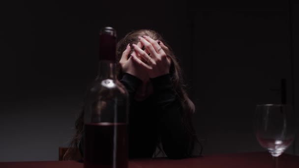 Junge Schöne Frau Schwerer Depression Die Alkohol Trinkt Das Konzept — Stockvideo