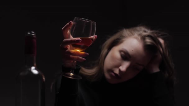 Ung Vacker Kvinna Svår Depression Dricka Alkohol Begreppet Missbruk Och — Stockvideo