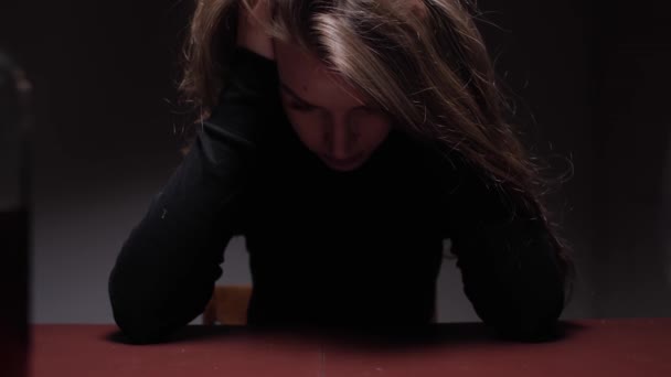 Mladá Krásná Žena Těžké Depresi Pije Alkohol Koncept Zneužívání Alkoholismu — Stock video