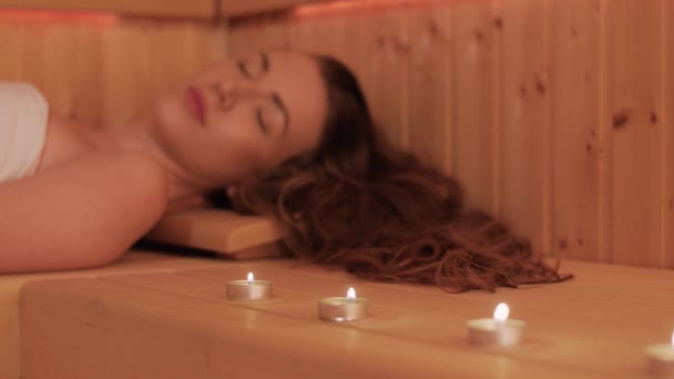 Die Junge Schöne Frau Erholt Sich Der Sauna Konzeption Der — Stockvideo
