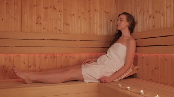 Jonge Mooie Vrouw Houden Rust Sauna Conceptie Van Lichaamsverzorging Jonge — Stockvideo