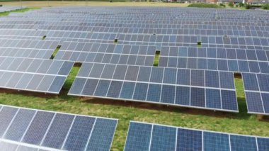 Güneş enerjisi istasyonunun hava görüntüsü. Güneş çiftliğinin havadan görünüşü. Temiz enerji kavramı, yeşil enerji, yenilenebilir enerji. Alternatif enerji kavramı. Fotovoltaik paneller. 