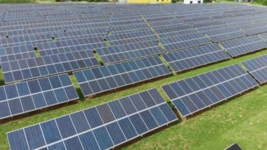 Güneş enerjisi istasyonunun hava görüntüsü. Güneş çiftliğinin havadan görünüşü. Temiz enerji kavramı, yeşil enerji, yenilenebilir enerji. Alternatif enerji kavramı. Fotovoltaik paneller. 