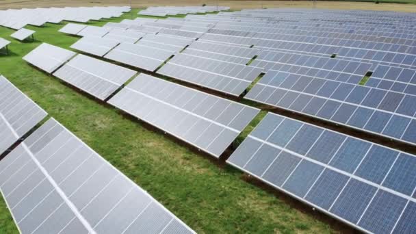 太阳能发电厂的空中景观 从空中俯瞰太阳能农场 清洁能源 绿色能源 可再生能源的概念 替代能源概念 光伏面板 — 图库视频影像