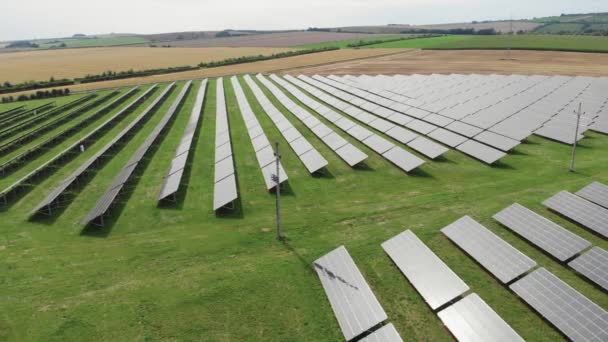 太陽光発電所の空中ビュー 太陽光発電所の空中ビュー クリーンエネルギー グリーンエネルギー 再生可能エネルギーの概念 代替エネルギーの概念 太陽電池パネル — ストック動画