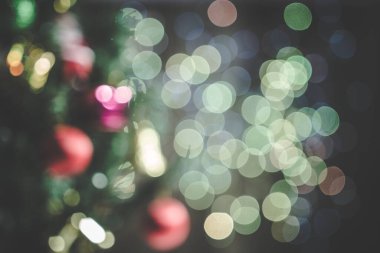 Noel ağaçlarının arkaplan bulanıklığı, süsler, hediye kutuları ve yeşil ton bokeh.