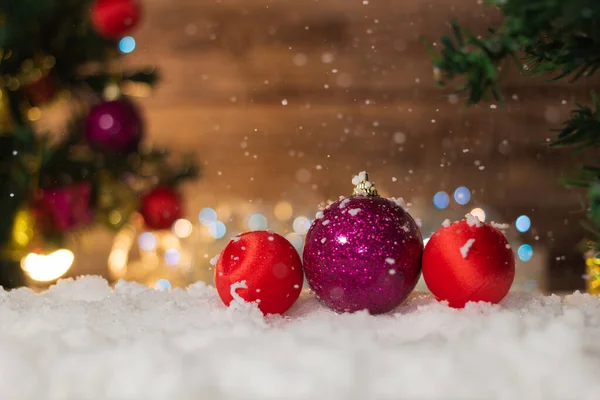 Noel ağacı, kar ve bokeh ile süslenmiş arka plan, Noel ve yeni yıl tatili.