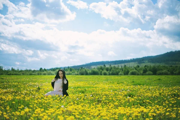 Beautiful Girl Hoodie Sits Field Yellow Flowers — Stock Photo, Image