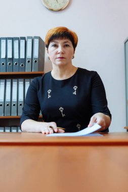 Okul müdürü yerel gazeteye röportaj veriyor