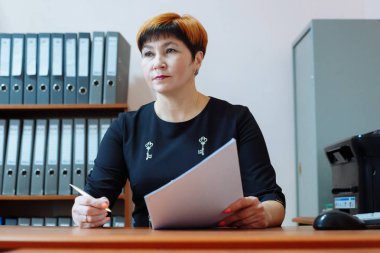 Okul müdürü yerel gazeteye röportaj veriyor