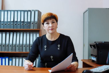 Okul müdürü yerel gazeteye röportaj veriyor