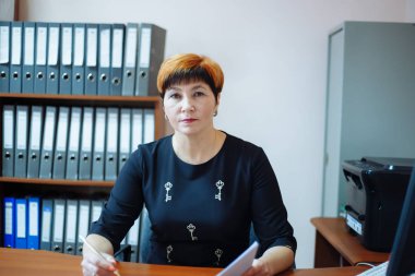 Okul müdürü yerel gazeteye röportaj veriyor