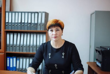Okul müdürü yerel gazeteye röportaj veriyor