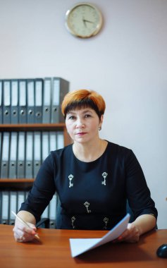 Okul müdürü yerel gazeteye röportaj veriyor