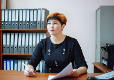 Okul müdürü yerel gazeteye röportaj veriyor