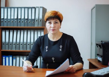 Okul müdürü yerel gazeteye röportaj veriyor