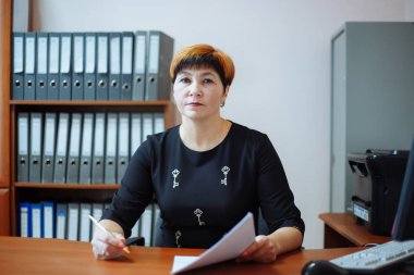 Okul müdürü yerel gazeteye röportaj veriyor