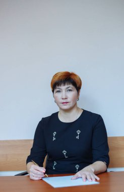 Ofiste kameraya poz veren güzel kadın