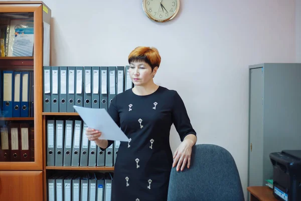 Mulher Bonita Posando Para Câmera Escritório — Fotografia de Stock