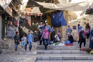 Kudüs, İsrail Old City sokakta taze sebze ve meyve satışı. Mayıs 2017. Günlük yaşam.