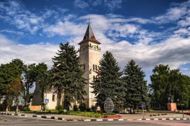 Rohatyn antik kentinin merkezinde St Nicholas ve Anna Kilisesi, Ivano-Frankivsk bölge, Ukrayna. Ağustos 2019