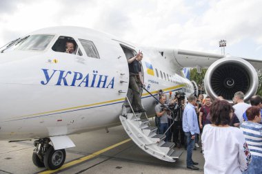 Ukraynalı film yönetmeni Oleg Sentsov, Kiev yakınlarındaki Boryspil Uluslararası Havaalanı'nda Rusya-Ukrayna esir takası sonrasında Kiev'e vardıklarında uçaktan iniyor, Ukrayna Eylül 7, 2019.