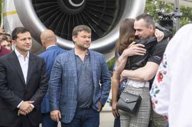 Ukraynalı film yönetmeni Oleg Sentsov, Rusya-Ukrayna esir takası sonrasında Kiev'e vardıklarında kızı Alina Sentsova'ya sarıldı, Kiev yakınlarındaki Boryspil Uluslararası Havaalanı'nda, Ukrayna Eylül 7, 2019.