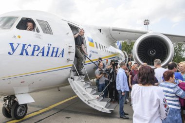 Ukraynalı film yönetmeni Oleg Sentsov, Kiev yakınlarındaki Boryspil Uluslararası Havaalanı'nda Rusya-Ukrayna esir takası sonrasında Kiev'e vardıklarında uçaktan iniyor, Ukrayna Eylül 7, 2019.