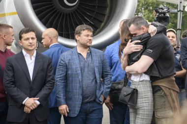 Ukraynalı film yönetmeni Oleg Sentsov, Rusya-Ukrayna esir takası sonrasında Kiev'e vardıklarında kızı Alina Sentsova'ya sarıldı, Kiev yakınlarındaki Boryspil Uluslararası Havaalanı'nda, Ukrayna Eylül 7, 2019.